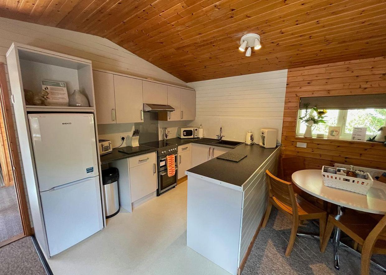 Ivyleaf Combe Lodges Stratton  Bagian luar foto
