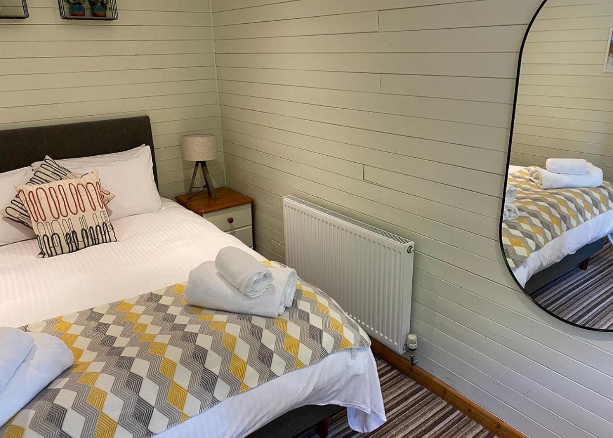 Ivyleaf Combe Lodges Stratton  Bagian luar foto