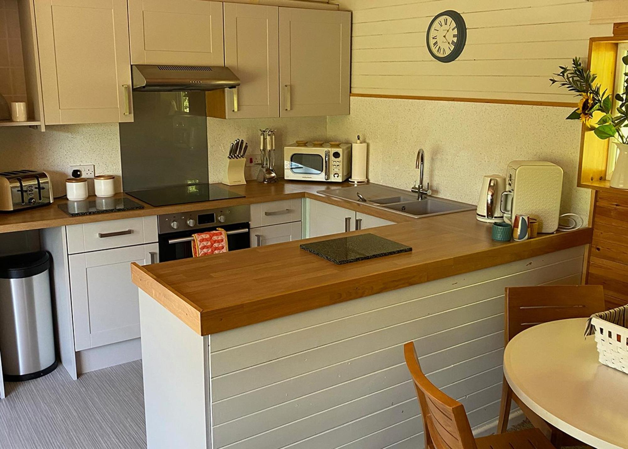 Ivyleaf Combe Lodges Stratton  Bagian luar foto